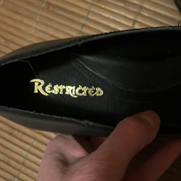 Restricted Leather heels with bows - Picture 6 of 9